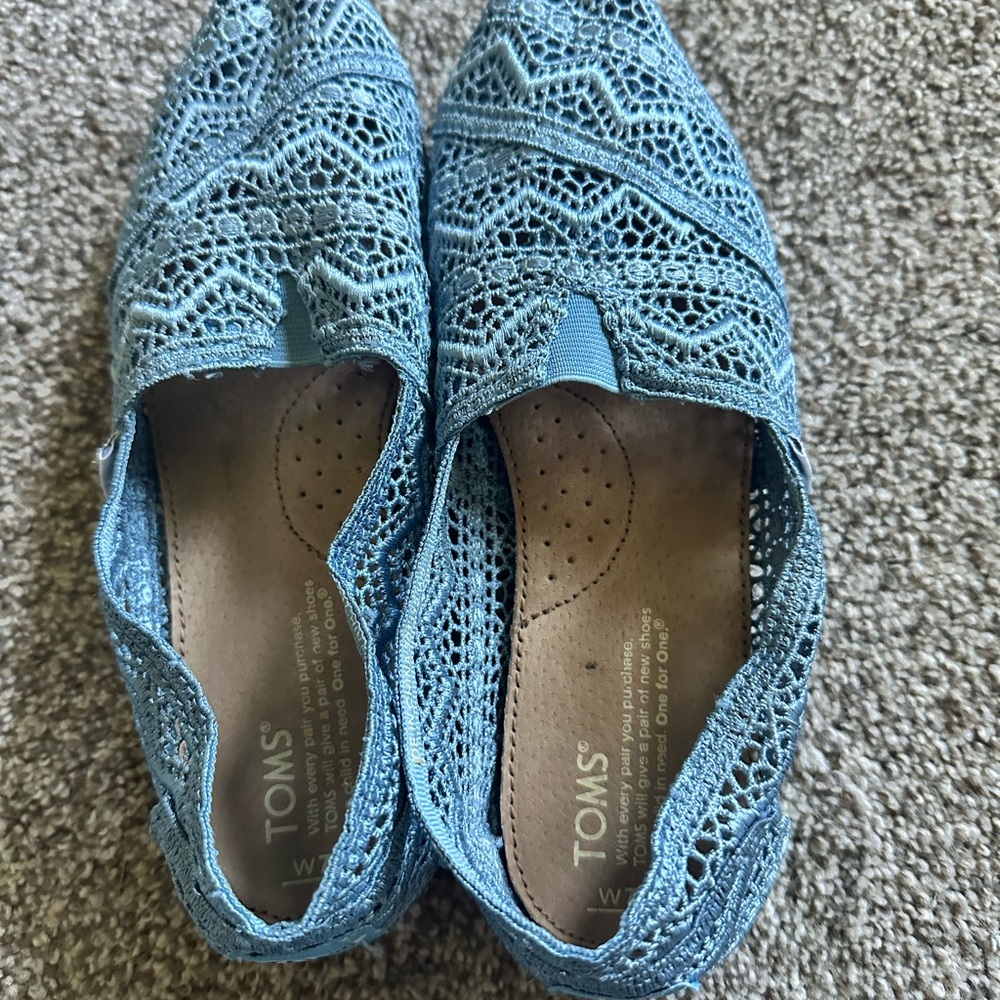 TOMS Women's Sky Blue Crochet Flats